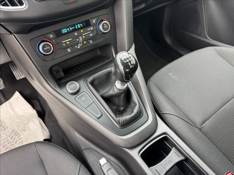 Ford Focus 1,5 TDCi 77kW NAVIGACE - fotka 36 z 50