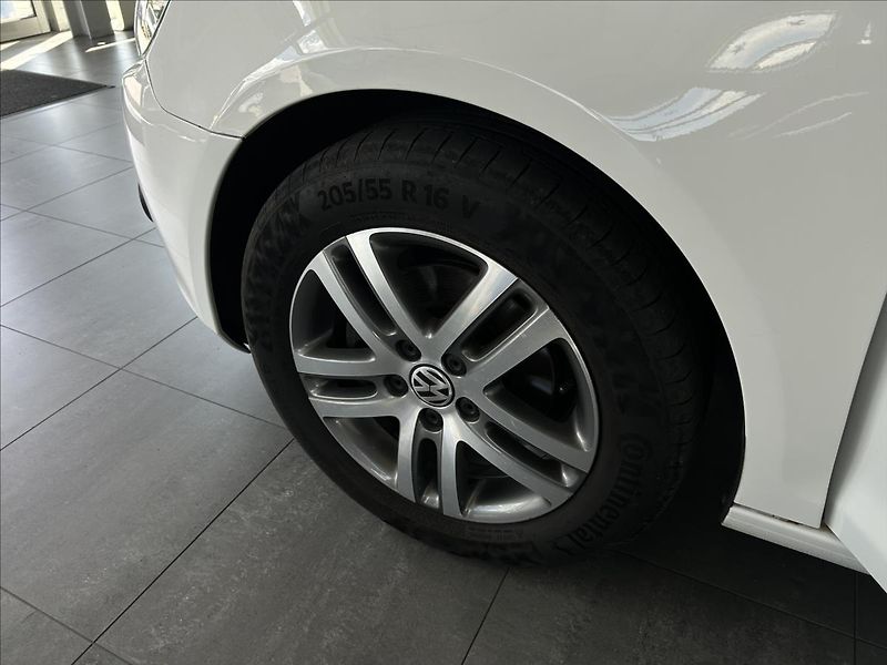 Volkswagen Golf 1,2   TSI 77kW,SERVISKA - fotka 20 z 20