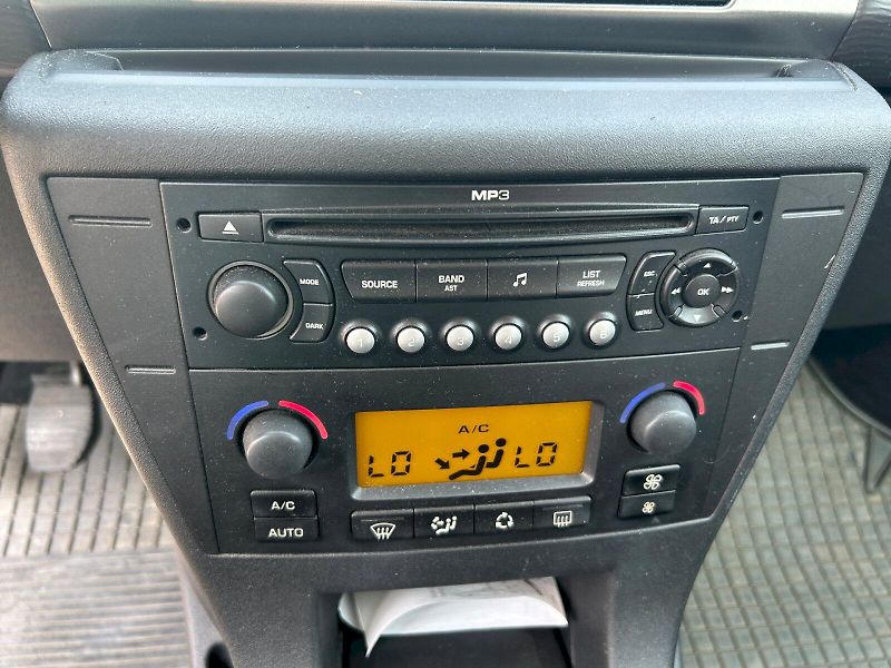 Citroën C4 (2009) 1.4i 16V 65kW - fotka 19 z 21