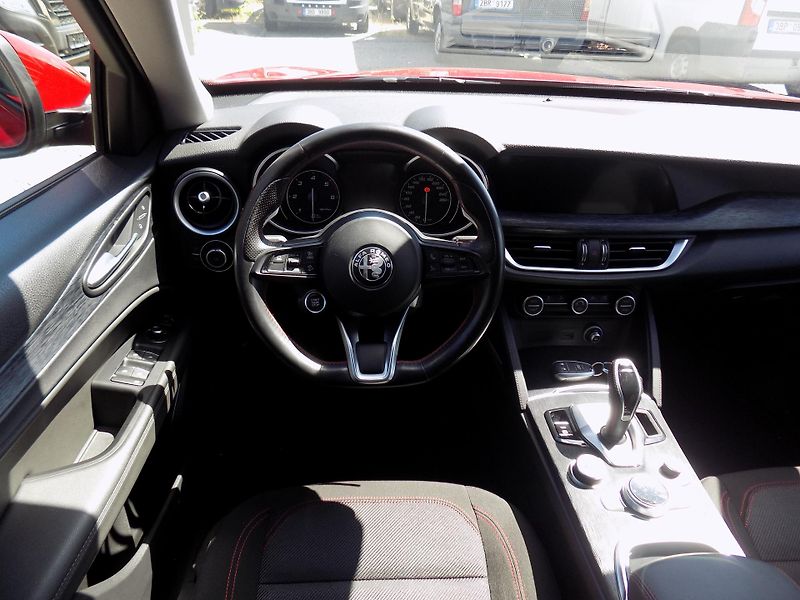 Alfa Romeo Stelvio 2,2 JTD 140 KW Q4 - fotka 22 z 40