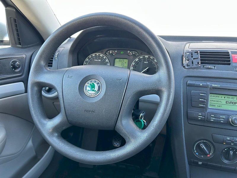 Škoda Octavia (2006) Ambiente 1.6 FSI 85 kW - fotka 11 z 23