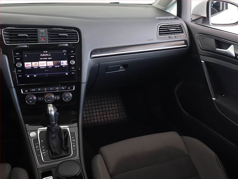 Volkswagen Golf (2017) 2.0 TDI, Automat, Kůže - fotka 8 z 21
