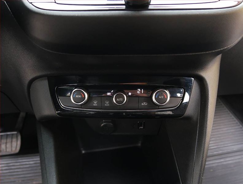 Opel Corsa (2023) Elegance 50 kWh, SoH 100% - fotka 16 z 26
