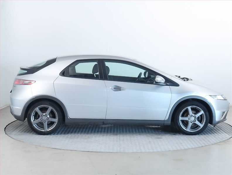 Honda Civic (2010) 1.4 i-VTEC - fotka 6 z 17