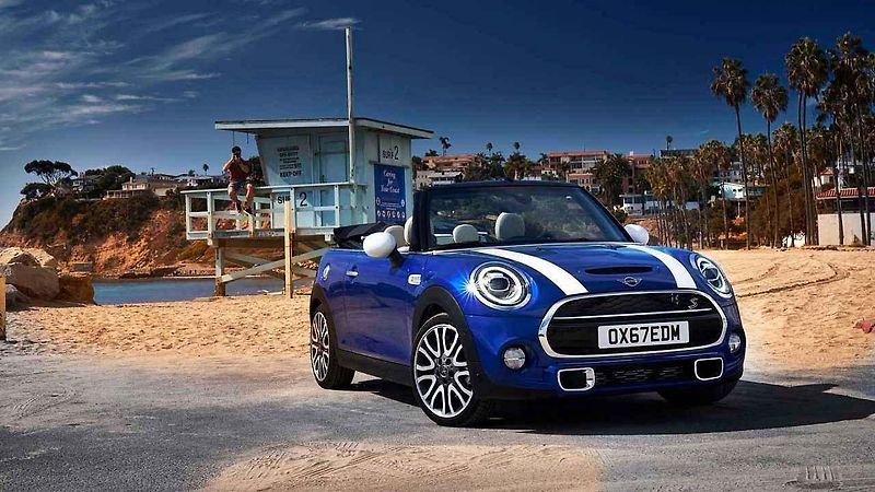 Mini Cooper S a Cabriolet.