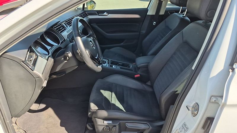 Volkswagen Passat 2.0 TDI 110kw R-Line - fotka 9 z 26