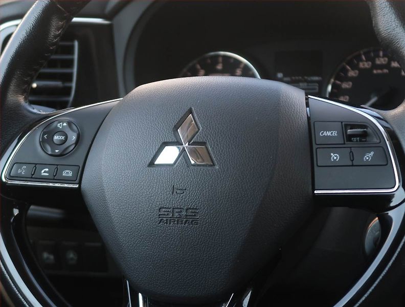 Mitsubishi Outlander (2016) Intense 2.0, ČR,1.maj - fotka 18 z 18
