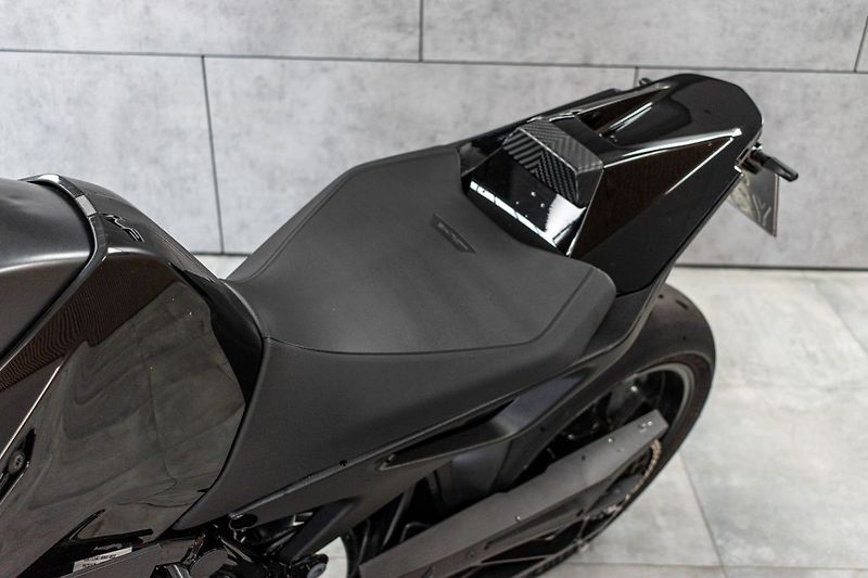 KTM 890 Duke L *AKRAPOVIC* - fotka 10 z 20