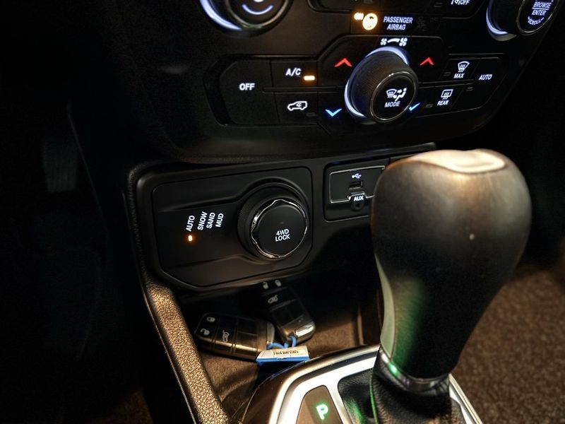 Jeep Renegade (2020) 1.3i,T4,180CV,REZERVOVÁNO - fotka 23 z 28