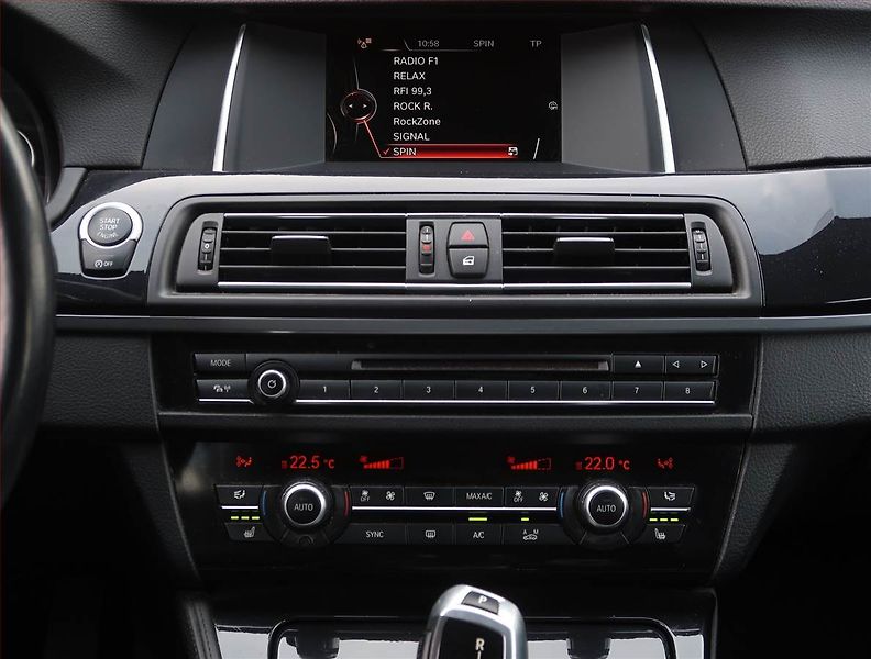 BMW Řada 5 (2015) 520d xDrive, 4X4, Automat - fotka 12 z 16