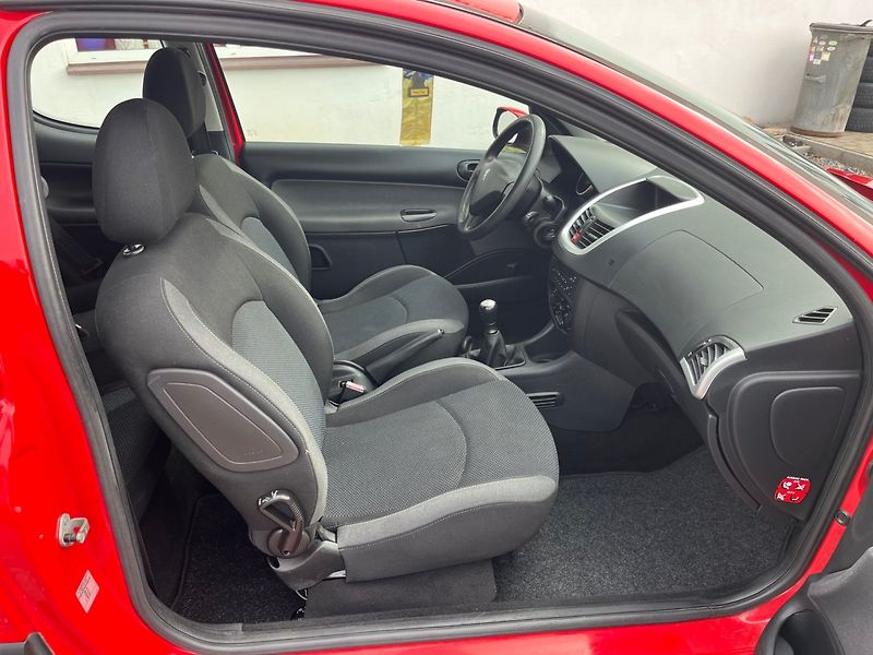 Peugeot 206 (2009) + 1.1 i - fotka 10 z 15