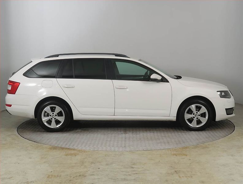 Škoda Octavia (2015) 1.6 TDI, Xenony, Tempomat - fotka 6 z 22