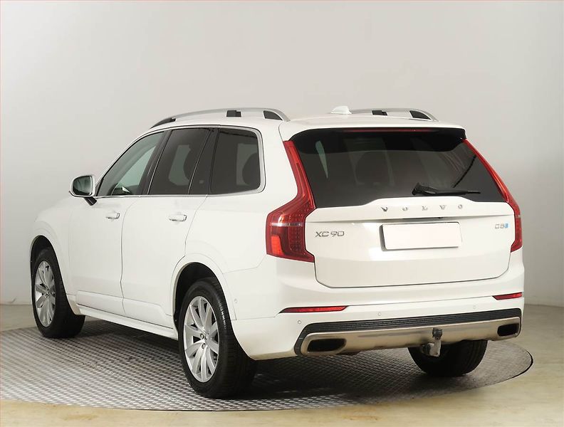 Volvo XC90 (2015) D5 AWD - fotka 4 z 25