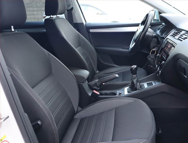 Škoda Octavia (2018) 1.6 TDI, Tempomat - fotka 9 z 22