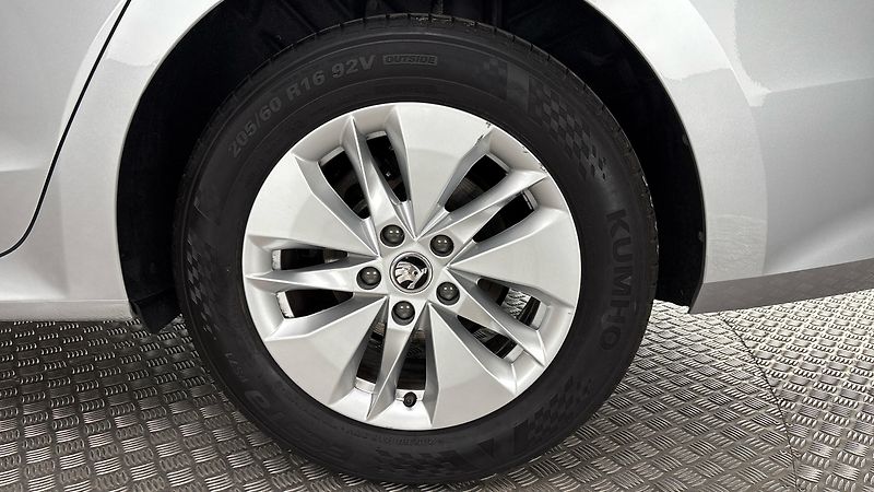 Škoda Octavia 2.0 TDI Ambition Combi - fotka 19 z 23
