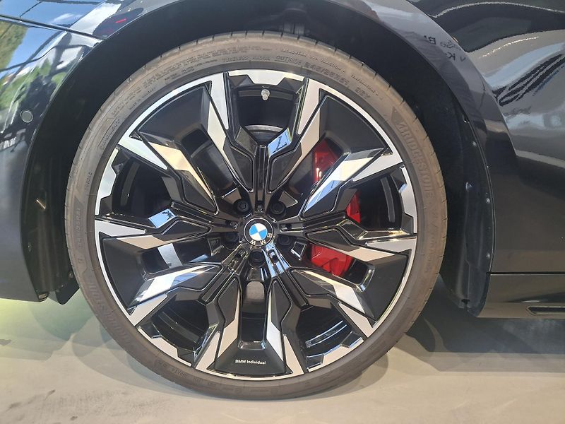 BMW Řada 5 540d xDrive Touring M-Sport - fotka 7 z 27