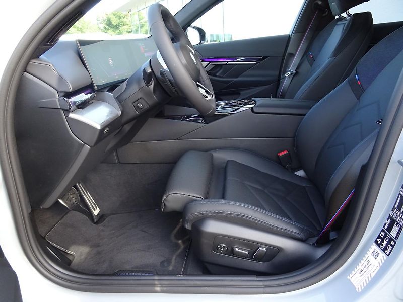 BMW Řada 5 540d xDrive Touring - fotka 2 z 12