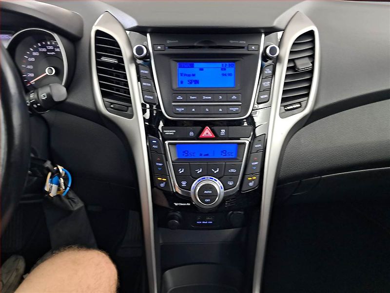 Hyundai i30 (2014) Trikolor Plus 1.6 CRDi - fotka 12 z 16