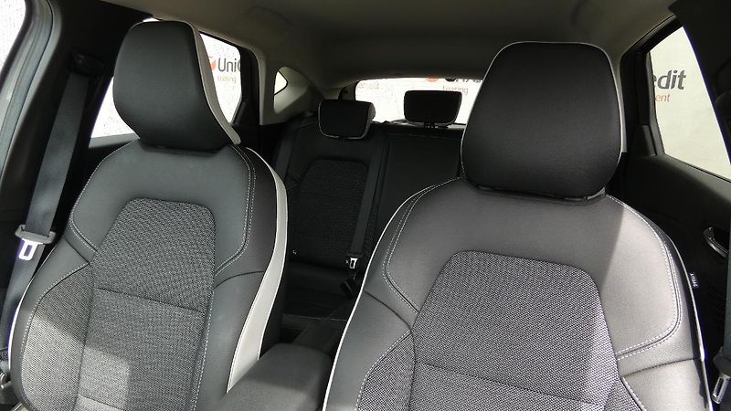 Renault Captur 1,3  TCe 140 Techno EDC - fotka 7 z 22