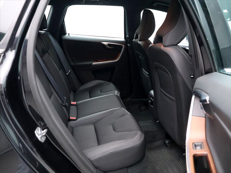 Volvo XC60 2,0 D4 120kW Momentum AUT - fotka 13 z 30