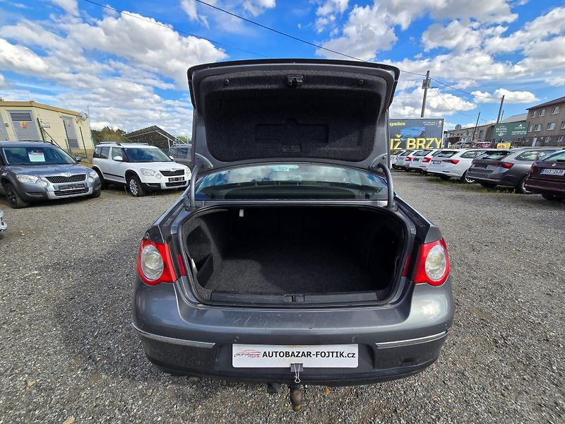 Volkswagen Passat (2005) 2.0 TDi 103KW Comfort - fotka 16 z 23