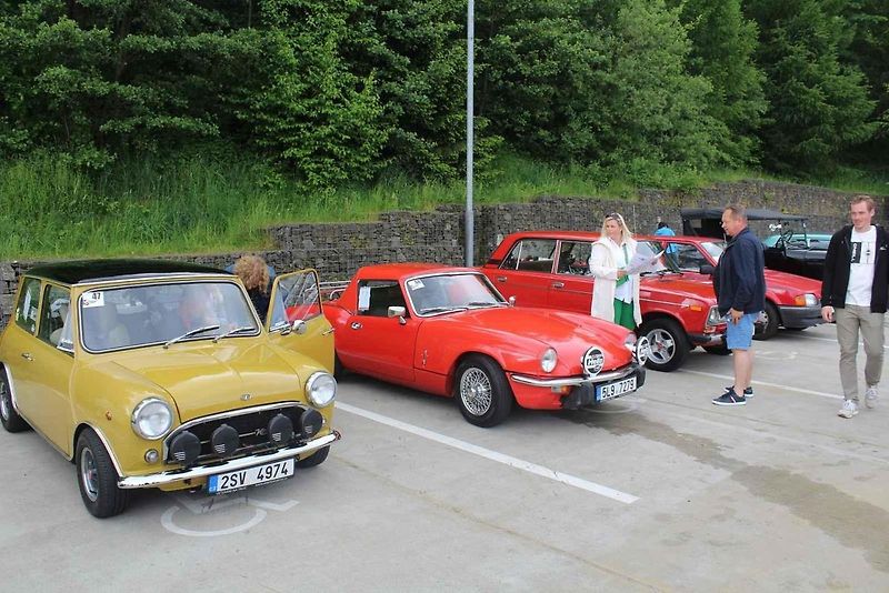 Na Centrální parkoviště P1 ve Skiareálu Ještěd se sjelo přes sedm desítek účastníků.