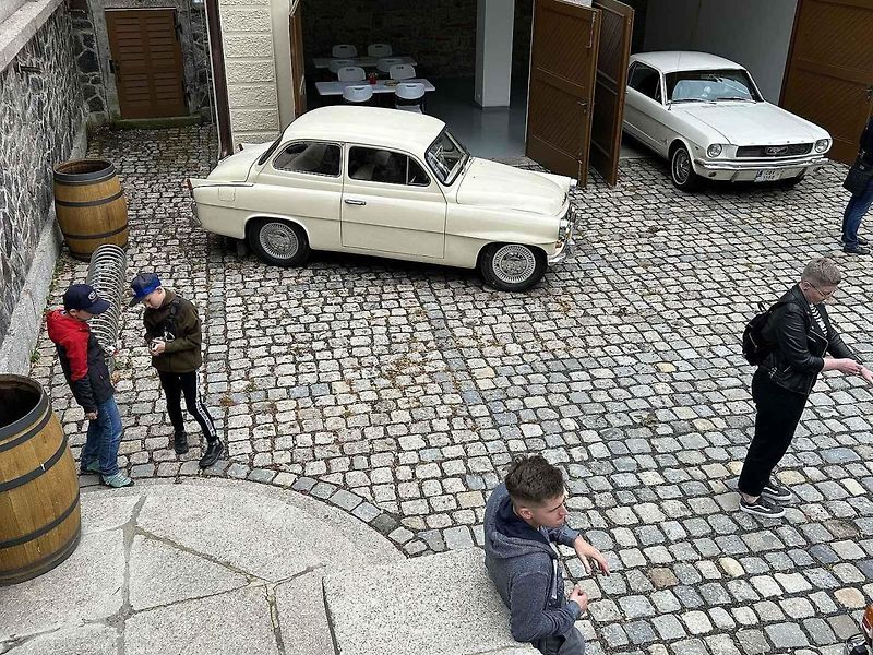 Výstava historických vozidel na technickém nádvoří Paláce Liebieg.