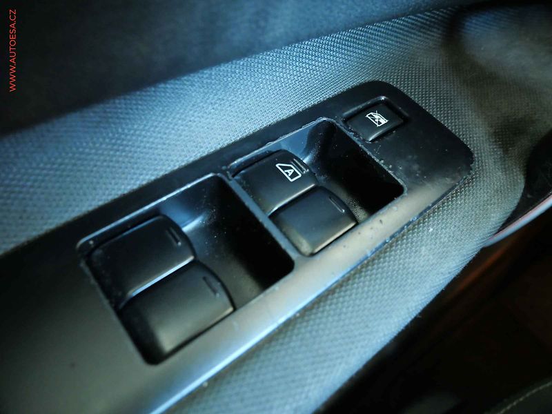 Nissan Qashqai (2012) 1.6 16V, ČR, Panor, AC - fotka 14 z 19