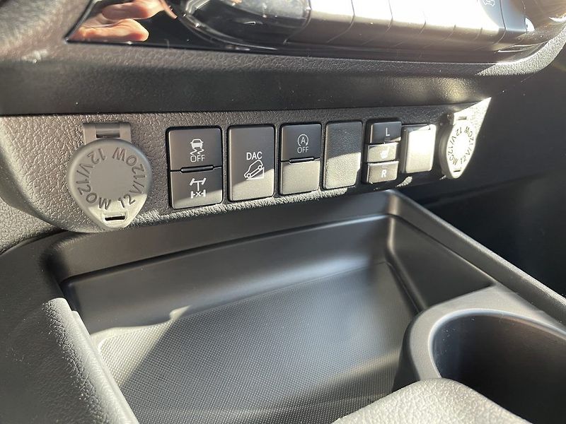 Toyota Hilux 2.8D Executive ODBĚR 3/2027 - fotka 19 z 28