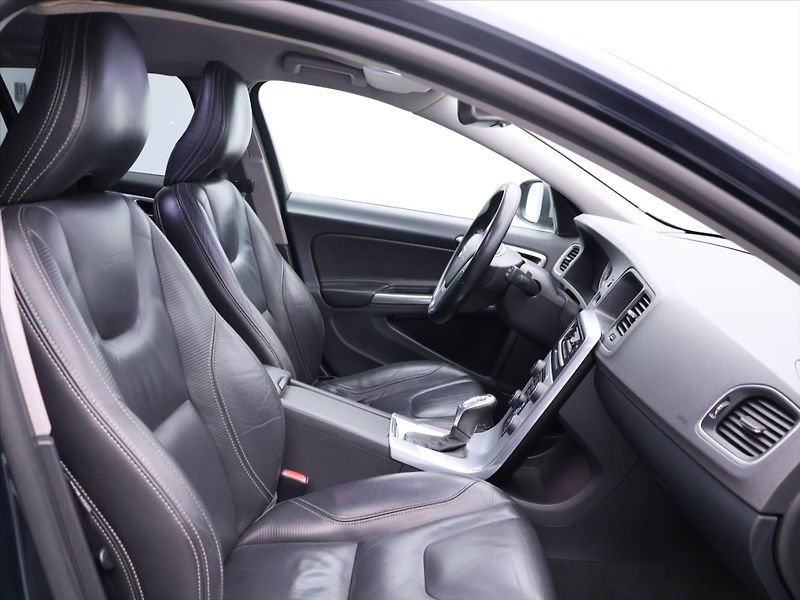 Volvo V60 2,4 D4 V5 120kW AWD R-design - fotka 11 z 27