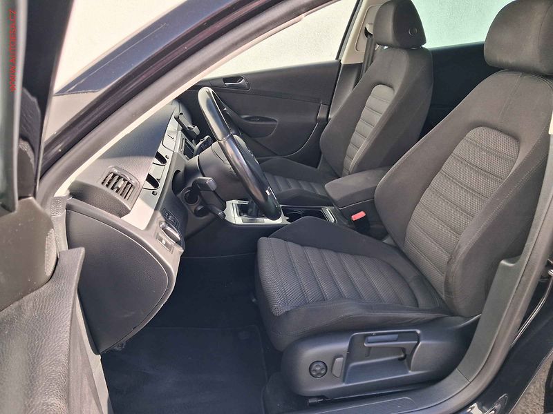 Volkswagen Passat (2009) 2.0 TDi, Sport, navi, Webasto - fotka 9 z 21