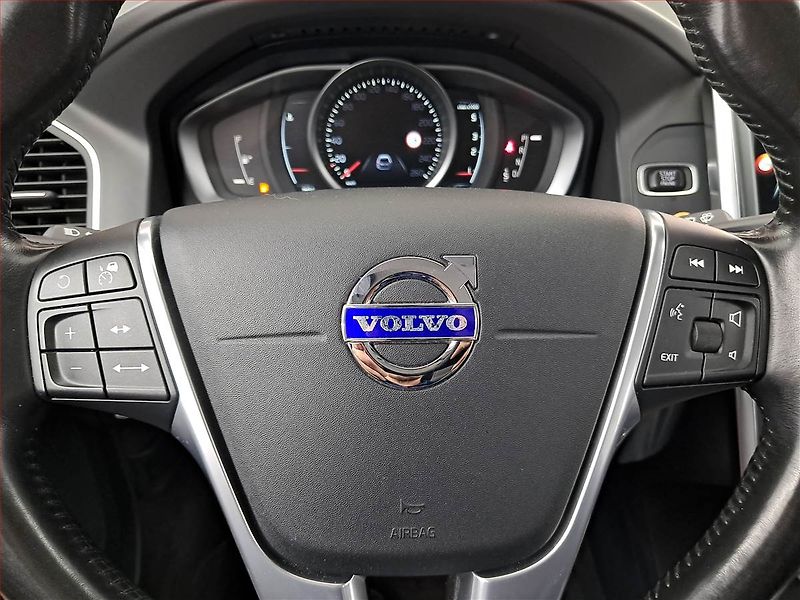 Volvo XC60 (2015) D4 AWD, 4X4, Automat - fotka 18 z 21