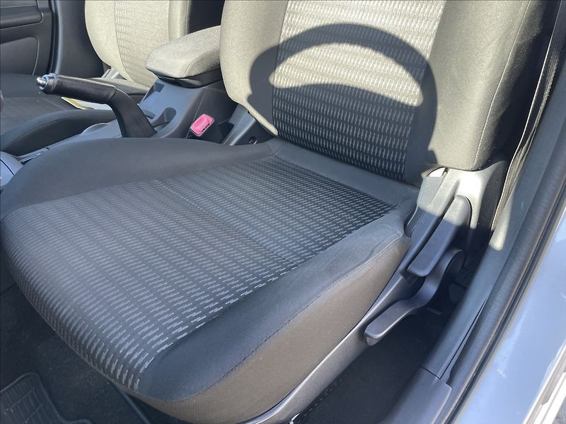 Mitsubishi Lancer 1,6 i 86kw Invite Klima Tažné - fotka 16 z 33