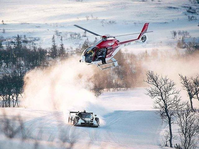 Švédský lyžař Jon Olsson tentokrát nevyrazil na sníh na lyžích. I za volantem mu to ale jde.