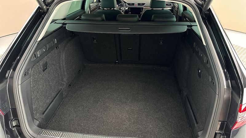 Škoda Superb 2.0 TDI DSG 4x4 Scout Combi - fotka 16 z 29