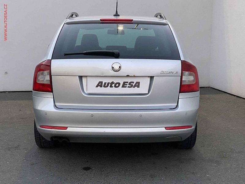 Škoda Octavia (2010) 2.0TDI, Elegance, DSG, xenon - fotka 5 z 17