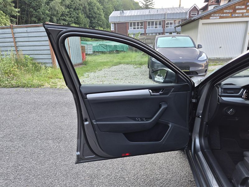 Škoda Superb Combi 2,0TDi DSG 110kw 17ALU - fotka 32 z 44