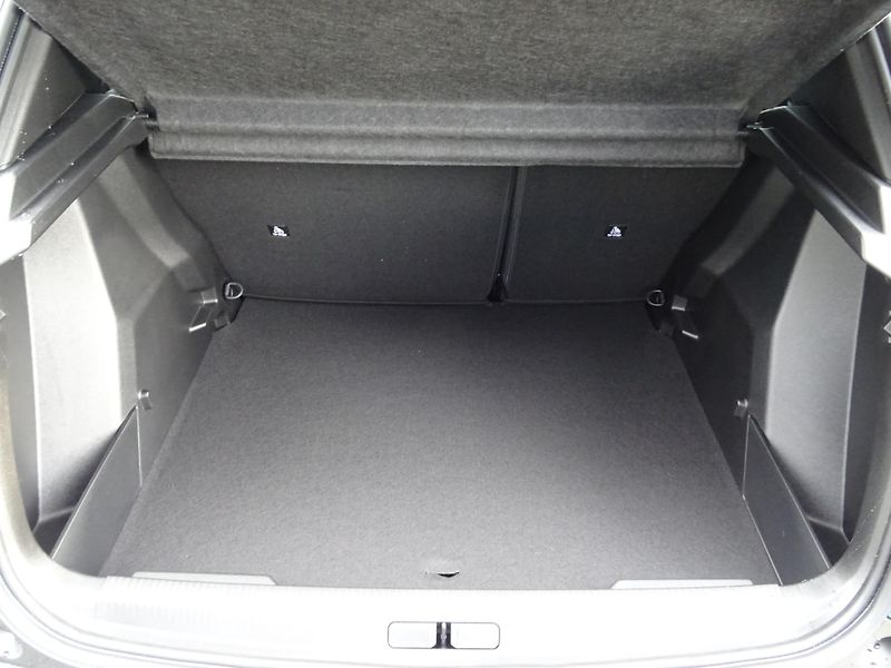 Peugeot 2008 (2026) ALLURE Hybrid 145k e-DCS6 - fotka 11 z 45