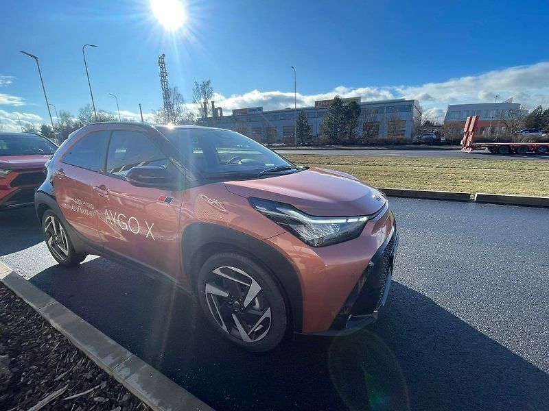 Toyota Aygo 1.5 Hybrid Automat Executive - fotka 8 z 28