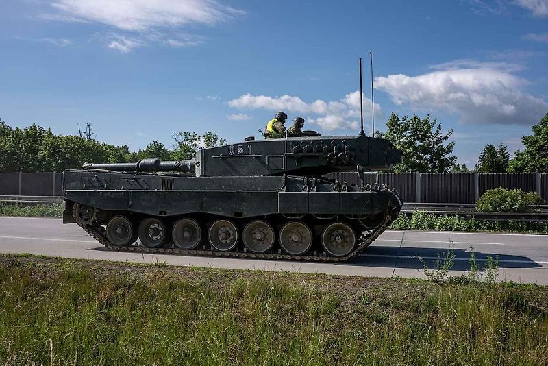 První armádní výcvik přesunu tanků Leopard 2A4 na dálnici D35.
