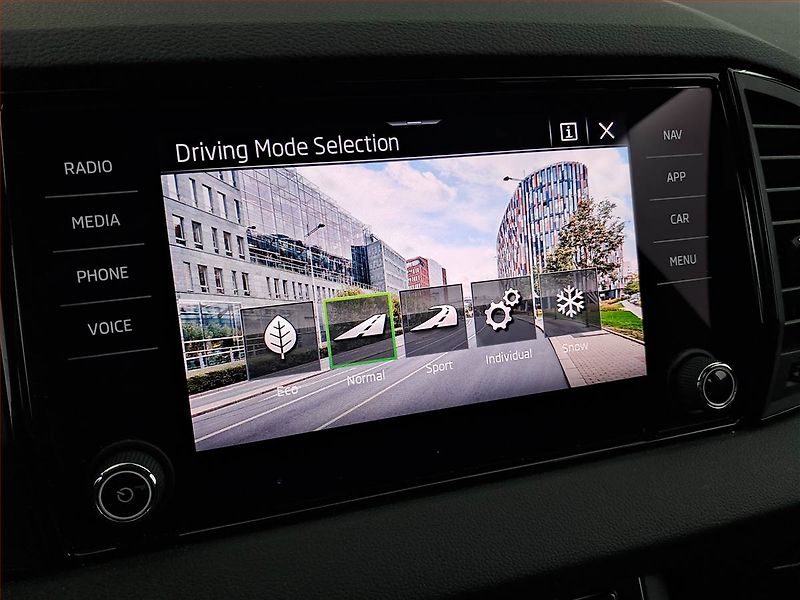 Škoda Karoq (2025) 2.0 TDI, Sportline, Navigace - fotka 17 z 23