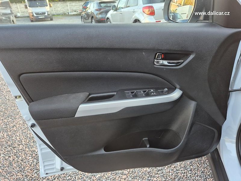 Suzuki Vitara (2016) 1.6VVT 88KW Automat COMFORT - fotka 35 z 52