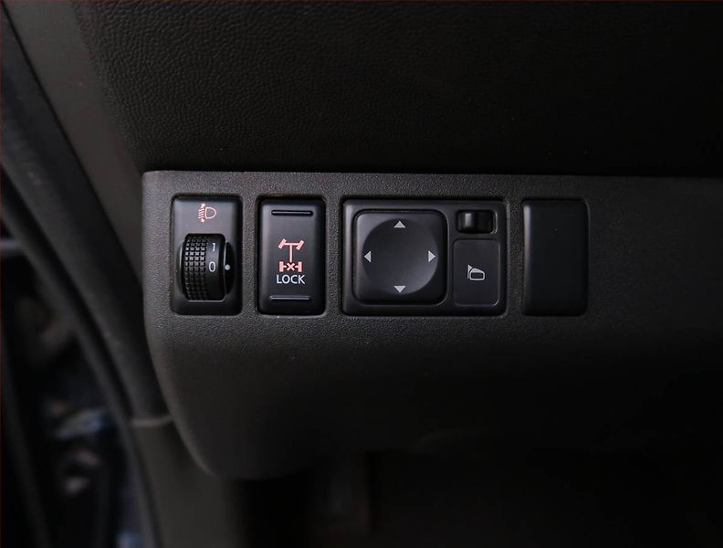 Nissan Navara (2011) 2.5 D, 4X4, Vyhř. sedaček - fotka 18 z 19