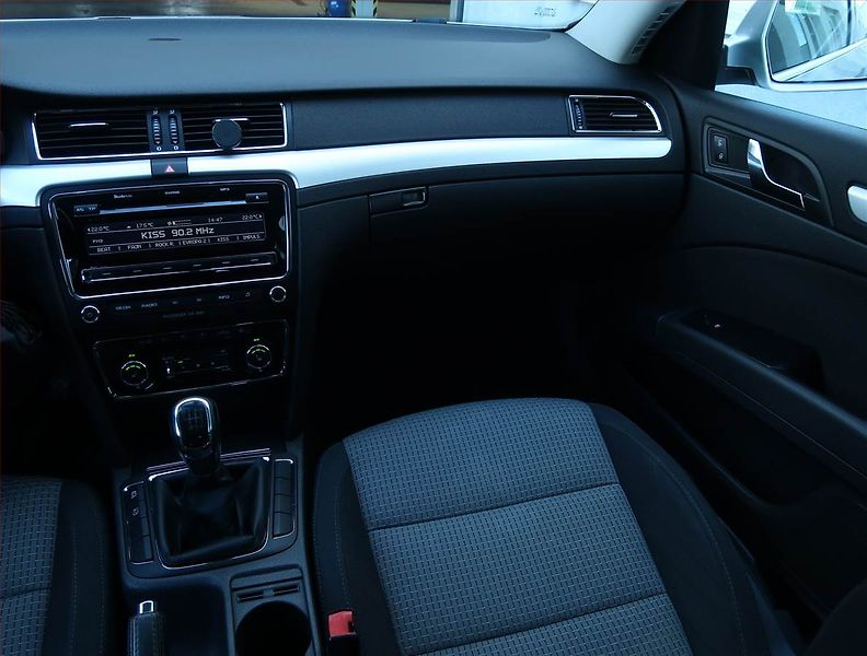 Škoda Superb (2011) 1.4 TSI, Serv.kniha, Xenony - fotka 8 z 16