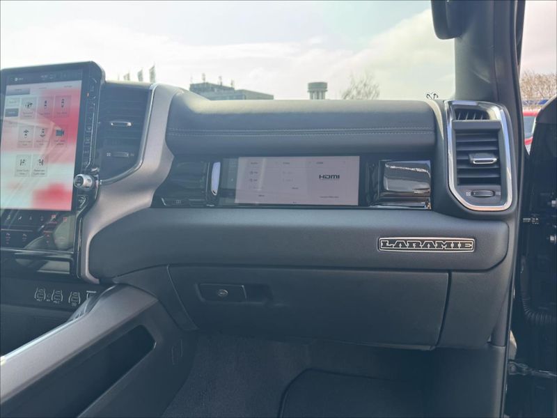 Dodge RAM (2025) 3,0 R6  Laramie Night - fotka 16 z 21