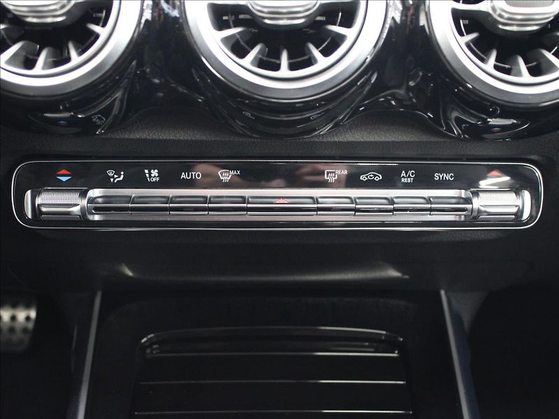 Mercedes-Benz GLB 2,0 250 4Matic AMG Line - fotka 26 z 39