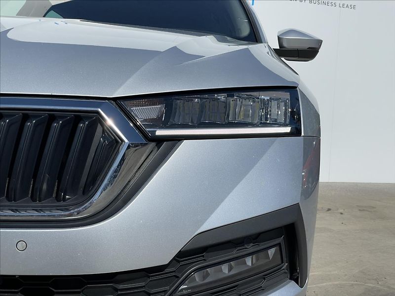 Škoda Octavia 2,0 TDI Combi Ambition Plus - fotka 18 z 21