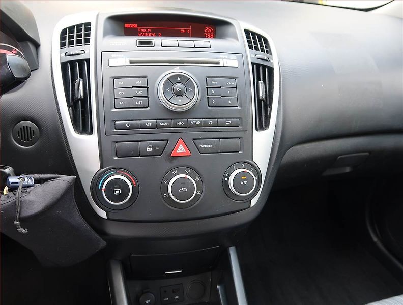 Kia Ceed (2011) 1.4 CVVT, po STK, slušný stav - fotka 12 z 17