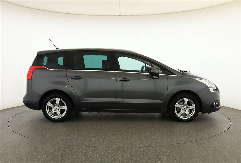 Peugeot 5008 (2009) 2.0 HDI, 7 míst, Navi, Xenony - fotka 6 z 20