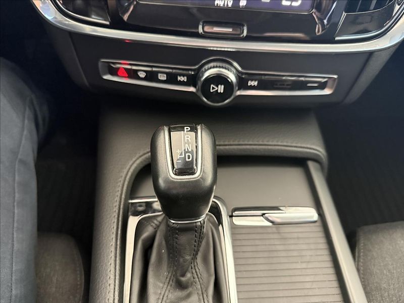 Volvo V90 2,0   140kW,D4,AWD,SERVISKA, - fotka 27 z 34